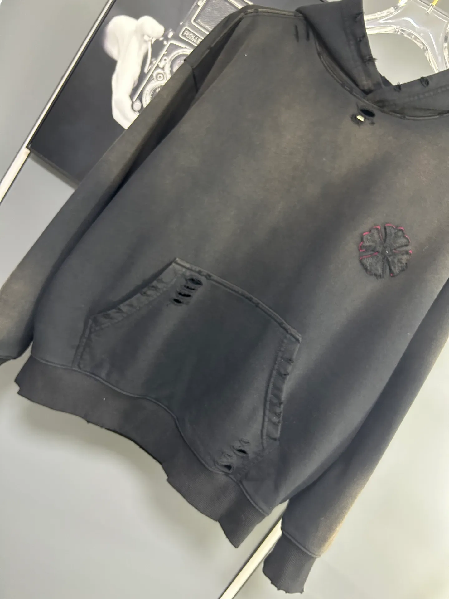 P310 𝗖𝗵𝗿𝗼𝗺𝗲 𝗛𝗲𝗮𝗿𝘁𝘀/Cro Heart 2025 Cross Patch Embroidery Summer New Original Single Counter American Acid Washed Distressed Laser Burnt Patch Embroidery Couple Casual Hooded Sweatshirt 👑The highest version! Customized fabric 440g tripe terry fabric! American acid-washed and distressed original fabric laser burnt ✟appliqué embroidery and exquisite embroidery of letters! The best-selling model at the counter. It is very comfortable to wear. It is low-key yet luxurious. It is very classy when worn. The large size and tailoring are needless to say. The upper body is exquisite and vivid. 👍High-end first-class materials. A truly palace-level product. The cotton from Turkey is of outstanding quality. After heavy washing, the clothes are very soft! Not picky, the upper body is absolutely stylish and extremely luxurious. Auxiliary materials: The original model has been authenticated and labeled ➕100% silk washed with water label. Genuine purchase-grade original hangtag➕matching hanging rope➕3D hanging beads➕original packaging bag. Craftsmanship: The original version has consistent wiring! The highest version of the armhole matching technique! Countless times of pattern making to 100% restore the original appearance! The correct version is the same for men and women, super eye-catching, super good-looking, and super atmospheric! Color: black, white and gray Size, XS S M L